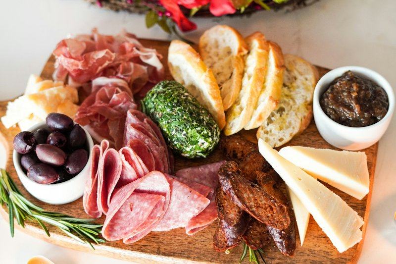 Borrelplank met kaas en charcuterie